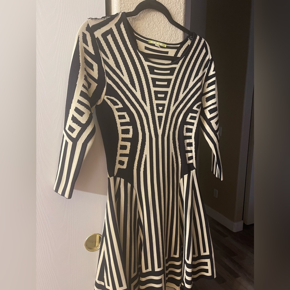 Size Medium GIANI BINI DRESS! Slight rip on seam of left shoulder.